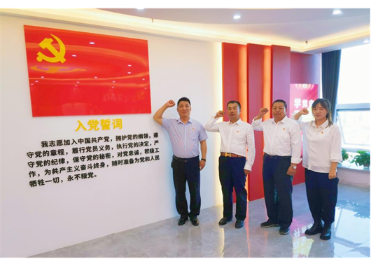 萬(wàn)和項(xiàng)管公司四名積極分子正式加入黨組織